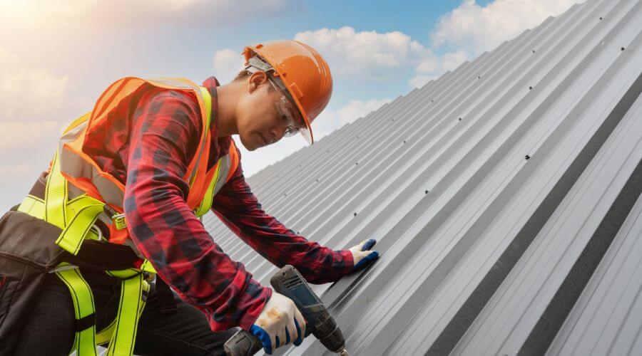 Professional gutter cleaning in Bloomfield, CT